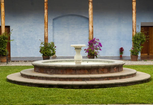 アンティグア グアテマラの植民地時代の家の中の植民地時代の噴水 インテリアガーデンの詳細 建築の装飾 飲料水 — ストック写真