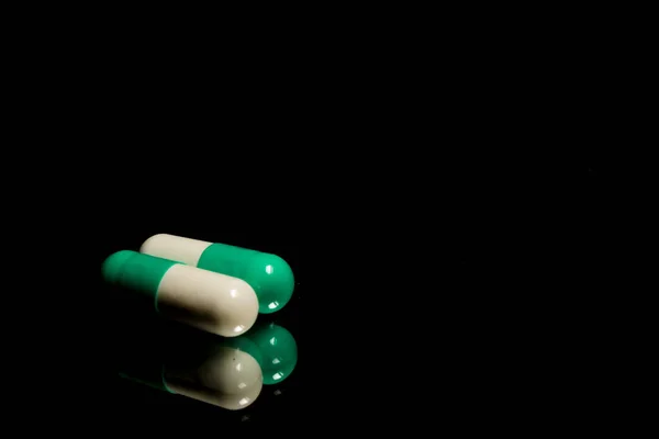 Detailní Záběr Pilulek Izolovaných Černém Pozadí — Stock fotografie