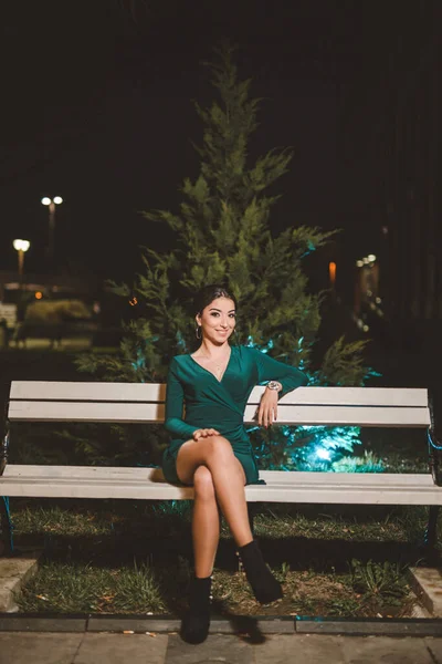 Ładna Biała Kobieta Zielonej Sukni Wieczorowej Siedząca Drewnianej Ławce — Zdjęcie stockowe