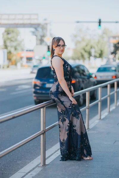 Uma Elegante Fêmea Posando Lindo Vestido Parque — Fotografia de Stock