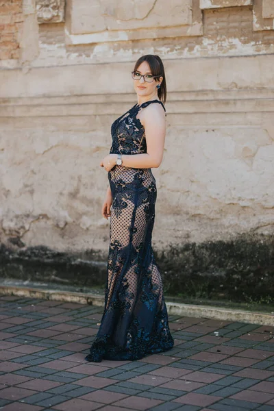 Uma Elegante Fêmea Posando Lindo Vestido Parque — Fotografia de Stock