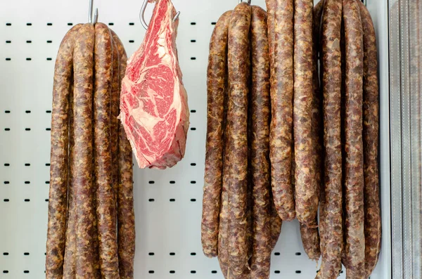 시장에서 갈고리에 고기와 소시지의 클로즈업 — 스톡 사진