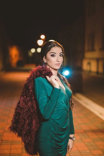 Uma Linda Senhora Caucasiana Com Vestido Noite Verde Posando Enquanto — Fotografia de Stock