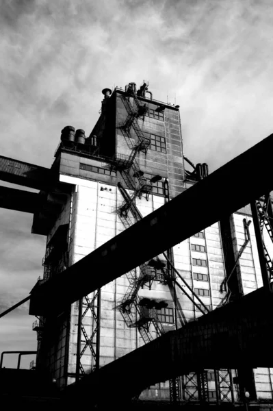 Uma Imagem Tons Cinza Construção Edifício Fundo Céu Nublado — Fotografia de Stock