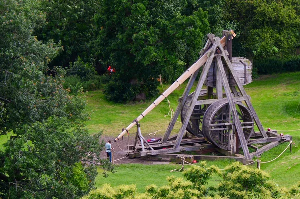 Eine Person Steht Der Nähe Eines Trebuchets Warwick England Großbritannien — Stockfoto