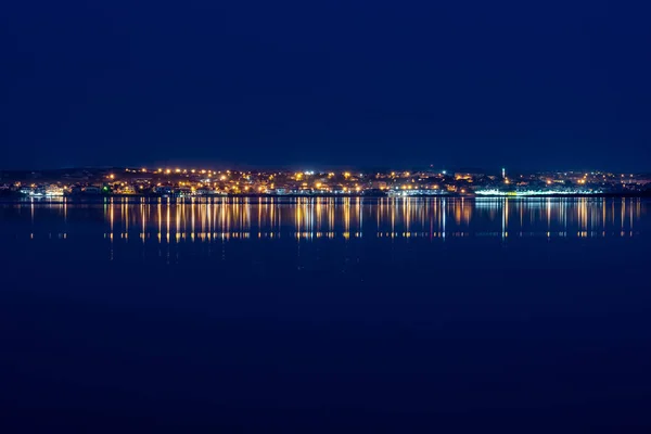 Пейзаж Моря Довгим Впливом Міських Вогнів Відображають Воду Вночі — стокове фото