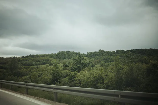 Een Weg Omringd Door Heuvels Bedekt Met Groen Onder Een — Stockfoto