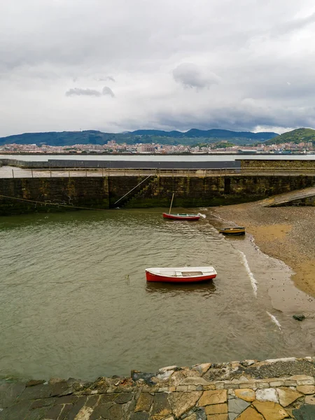 Tiro Vertical Barcos Por Agua Con Una Ciudad Costera Fondo —  Fotos de Stock