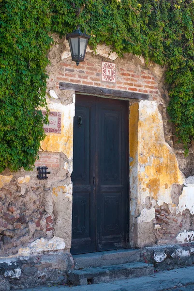 Parede Estilo Colonial Rústico Grande Porta Pintada Preto Feito Madeira — Fotografia de Stock