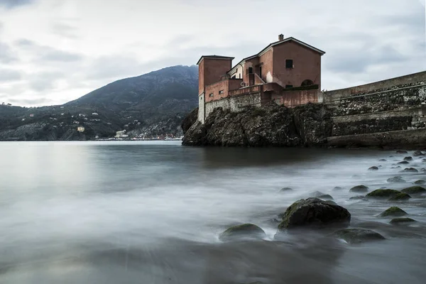 Una Gran Casa Playa Contra Cielo Nublado — Foto de Stock