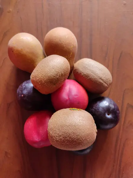 Pandangan Atas Kiwi Matang Dan Plum Permukaan Kayu — Stok Foto