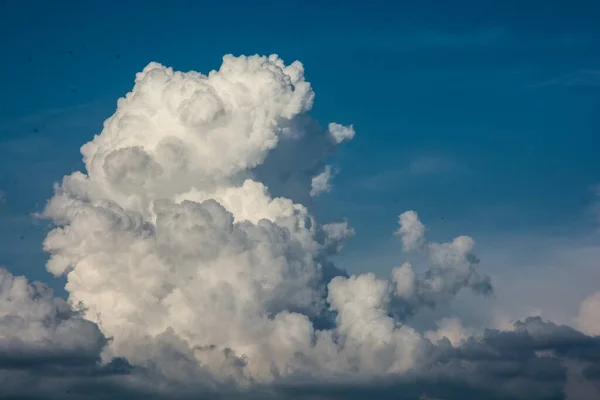 Sebuah Gambar Indah Dari Langit Biru Dan Awan Putih — Stok Foto