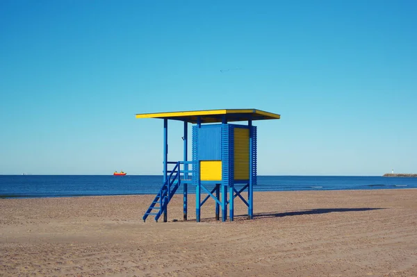 Niebiesko Żółta Ratownik Wieża Plaży Pod Czystym Błękitnym Niebem — Zdjęcie stockowe