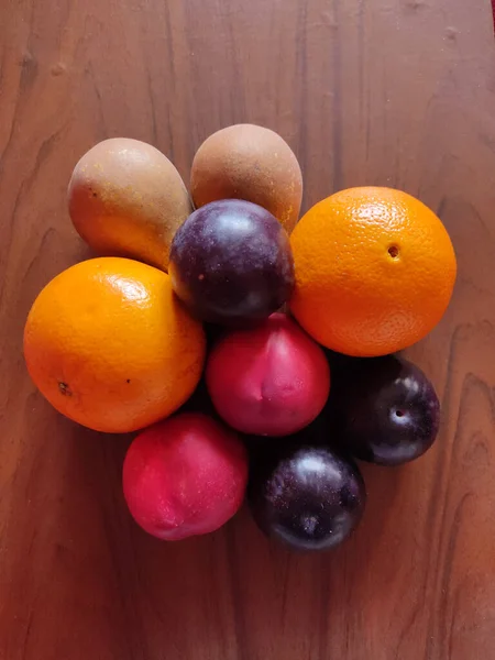 Eine Draufsicht Auf Reife Kiwis Pflaumen Und Orangen Auf Einer — Stockfoto