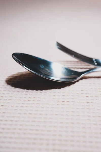 Una Toma Vertical Una Cuchara Tenedor Una Mesa —  Fotos de Stock