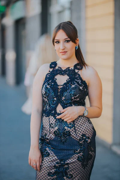 Uma Elegante Fêmea Posando Lindo Vestido Parque — Fotografia de Stock