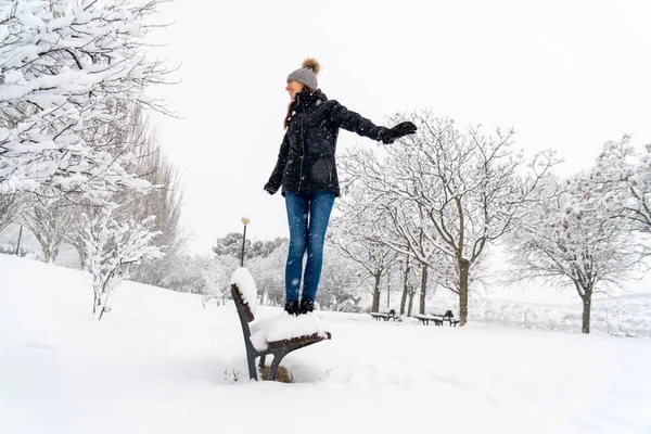 Una Joven Mujer Caucásica Posando Pie Sobre Banco Cubierto Nieve — Foto de Stock