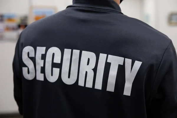 Vista Trasera Guardia Seguridad Uniforme Patrullando Edificio Comercial — Foto de Stock