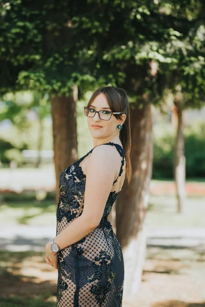 Uma Elegante Fêmea Posando Lindo Vestido Parque — Fotografia de Stock