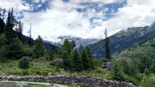 Krásný Slunečný Den Venku Obrovskými Horami Kopci Kolem Pod Zamračenou — Stock fotografie