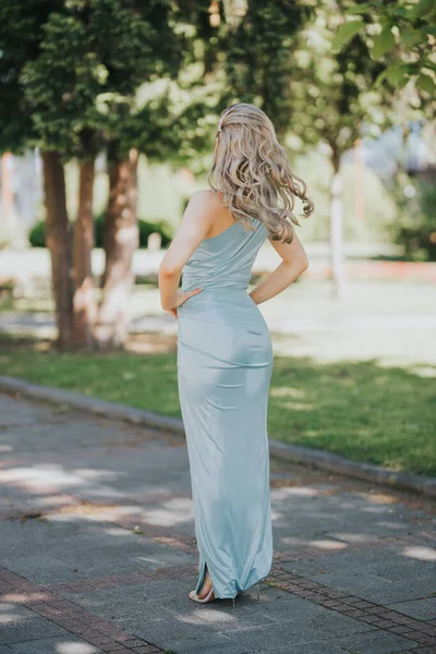 Młoda Seksowna Biała Kobieta Długiej Niebieskiej Sukience Pozująca Parku — Zdjęcie stockowe