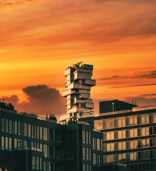 Gevel Van Futuristische Moderne Gebouwen Vastgelegd Tijdens Een Prachtige Zonsondergang — Stockfoto