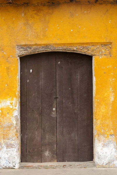 Eingangstür Und Hausfassade Der Kolonialstadt Antigua Guatemala Details Spanischer Kolonialarchitektur — Stockfoto