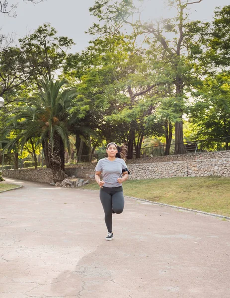Sportowa Latynoska Kobieta Biegająca Parku — Zdjęcie stockowe