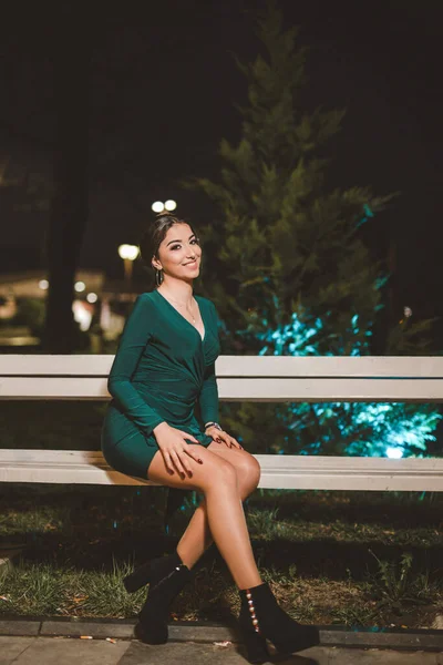 Una Hermosa Dama Caucásica Con Vestido Noche Verde Sentado Banco —  Fotos de Stock