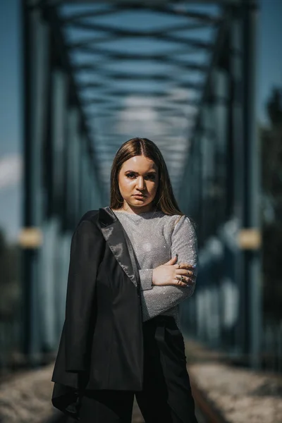 Una Bella Signora Caucasica Bionda Con Una Giacca Sulla Spalla — Foto Stock