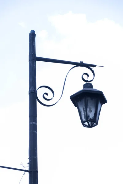 在殖民城市拉安提瓜的大街上 日光下的灯笼 铁结构中的公共照明 — 图库照片