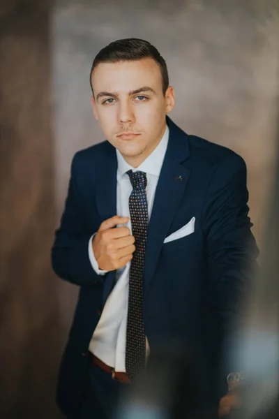Jeune Homme Affaires Caucasien Costume Cravate Debout Plein Air — Photo