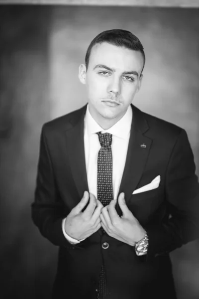 Uma Foto Tons Cinza Jovem Empresário Caucasiano Terno Gravata Livre — Fotografia de Stock