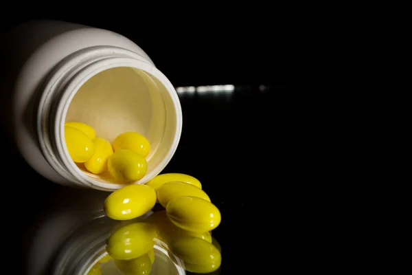 Egy Közeli Felvétel Sárga Tablettákról Ami Kiömlött Üvegből — Stock Fotó