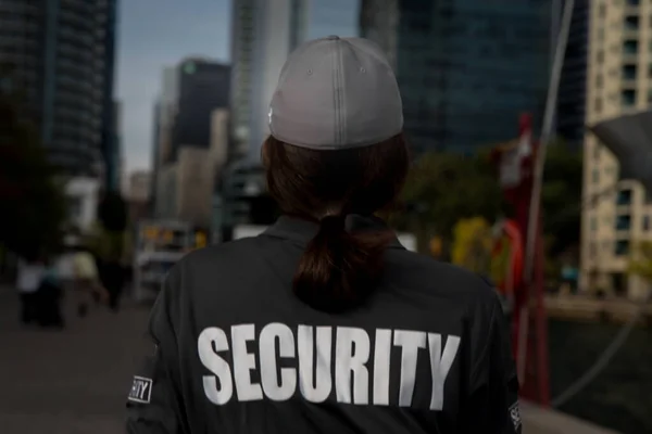 Vista Trasera Una Mujer Guardia Seguridad Uniforme Patrullando Una Zona — Foto de Stock