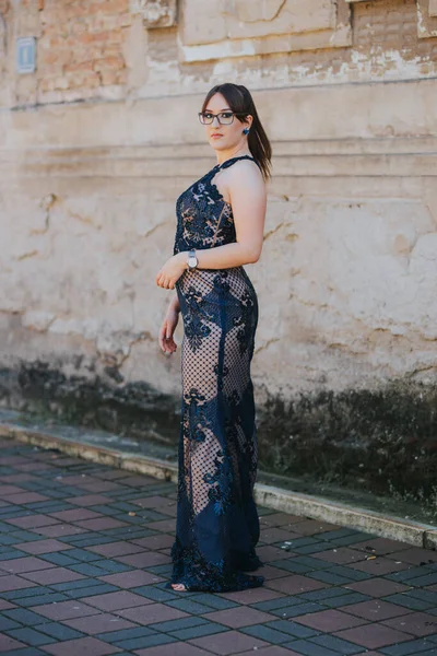 Una Mujer Elegante Posando Hermoso Vestido Parque — Foto de Stock