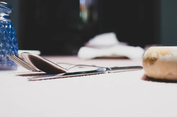 Een Close Van Een Mes Lepel Vork Eettafel — Stockfoto