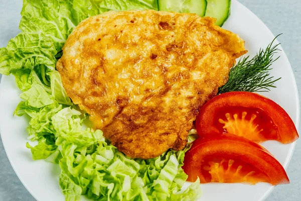 Eine Nahaufnahme Eines Köstlichen Kartoffelkuchens Serviert Mit Dill Tomaten Und — Stockfoto