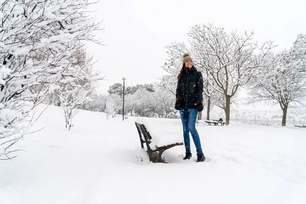 눈덮인 공원에서 포즈를 취하고 코카서스 — 스톡 사진