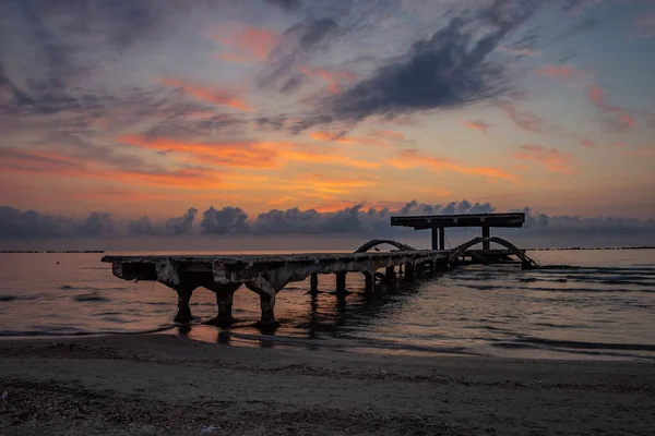 Ein Alter Pier Meer Unter Wolkenverhangenem Himmel Während Eines Schönen — Stockfoto