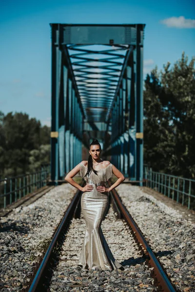 Uma Senhora Caucasiana Com Elegante Vestido Noite Posando Com Mãos — Fotografia de Stock