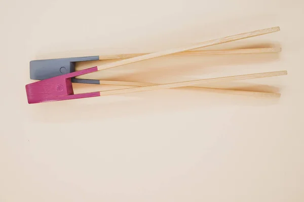 Κοντινό Πλάνο Δύο Ξύλινων Chopsticks Μαγειρικής Μια Επιφάνεια Κρέμας — Φωτογραφία Αρχείου