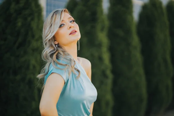 Une Jeune Femme Caucasienne Sexy Dans Une Longue Robe Bleue — Photo