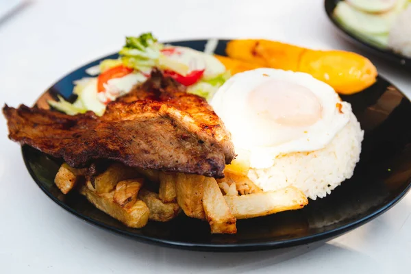 Primer Plano Filete Con Ensalada Huevos Fritos — Foto de Stock