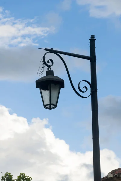 在殖民城市拉安提瓜的大街上 日光下的灯笼 铁结构中的公共照明 — 图库照片