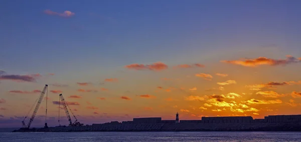 Прекрасный Закат Над Промышленным Портом — стоковое фото