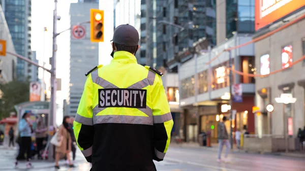 Una Vista Trasera Guardia Seguridad Patrullando Una Concurrida Calle Ciudad — Foto de Stock