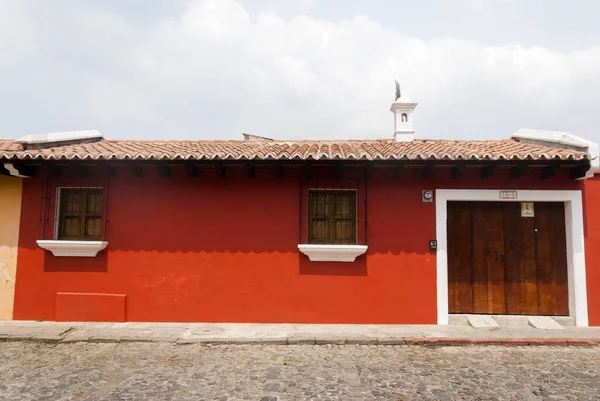 殖民城市拉安提瓜危地马拉的大门和房屋立面 西班牙殖民建筑的细节 五彩斑斓 保存完好 — 图库照片