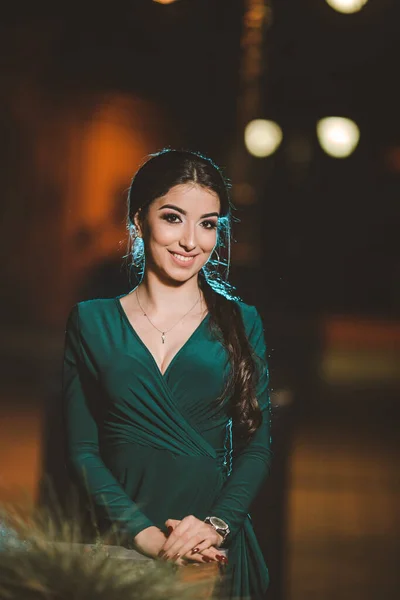 Pretty Caucasian Lady Green Evening Dress Posing Street — стоковое фото