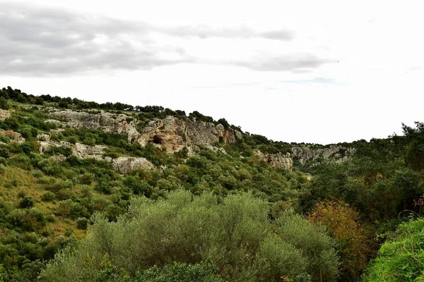 シチリア島 イタリア 2015年11月22日 シチリア島のカヴァ ディスピカ渓谷のパノラマビュー モディカの町の近く 洞窟の住居や埋葬考古学遺跡や自然地域で有名な — ストック写真